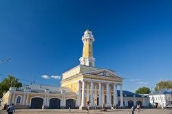 Il centro di Kostroma è caratterizzato da una torre antincendio tuttora in uso e protetta dall'Unesco. Tutt'attorno si sviluppa il quartiere Susaninskaya Ploshchad formato da ...