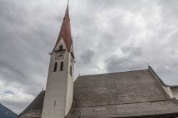 La torre campanaria della chiesa di Fugen, Tirolo, Austria. Questo grazioso paesino della bassa Zillertal, situato a 550 metri di altitudine, ospita edifici religiosi storici.



