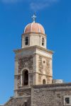 Torre campanaria in pietra in un monastero ortodosso nella prefettura di Lassithi, isola di Creta (Grecia).


