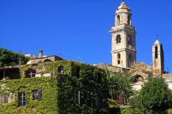 La torre campanaria della vecchia chiesa di Sant'Egidio a Bussana Vecchia, Sanremo, Liguria. Il campanile, miracolosamente scampato al sisma del 1887, viene visto dagli abitanti di Bussana ...