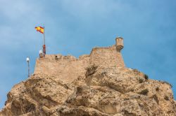 Torre del castello di Santa Barbara a Alicante, Spagna, vista dal basso: abbandonata sino al 1963, questa fortezza è stata poi aperta al pubblico. Oggi è uno dei monumenti più ...