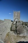 Torre del castello medievale a Sortelha, Portogallo - Situato in posizione pittoresca, questo meraviglioso borgo portoghese è circondato da una cinta muraria perfettamente conservata ...