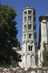 Torre della cattedrale medievale di Uzes, Francia. Costruita sul sito di un tempio romano, questa torre nota come di "Fenestrelle" si presenta nello stile delle torri medievali lombarde ...