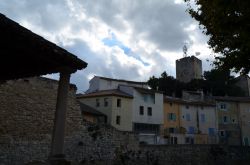 Torre dell'orologio e borgo di Pernes les Fontaines