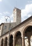 Torre e portico nel centro di Matelica, val d'Esino (Marche)- © Claudio Giovanni Colombo / shutterstock.com