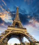 La torre Eiffel a Parigi al tramonto