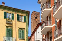 Torre medievale e case nel centro di Alba, Piemonte, Italia. Strette vie di ciottolato rosso accompagnano alla scoperta del borgo medievale di Alba dove spiccano ancora una decina di torri, ...