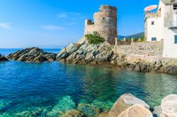 Torre medievale sulla costa della Corsica a Erbalunga, Francia. Oggi parzialmente in rovina, la torre di guardia genovese è l'emblema della città. Costruita su di un piccolo ...