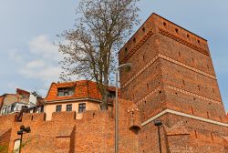 Torre Pendente di Torun, Polonia. Parte integrante dell'antica cinta muraria di Torun, e quindi del complesso sistema difensivo cittadino, Krzywa Wieza fu costruita fra il XV° e il XVI° ...