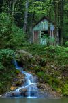 Torrente e casetta in legno in un bosco nei pressi di Isny in Allagau, Germania.



