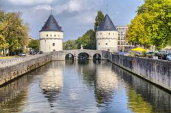 Le torri di Broel a Kortrijk nelle Fiandre, Belgio. Il ponte che collega le due torri venne distrutto in entrambe le guerre mondiali per essere poi ricostruito - © Sergey Dzyuba / Shutterstock.com ...