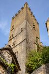 Torrione del castello di Beynac nel borgo medievale di Beynac-et-Cazenac, Dordogna, Francia.


