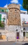 Il Torrione di San Francesco a Fasano, Puglia, Italia. In passato la città era circondata da un muro di cinta con 11 torri di cui oggi ne rimane purtroppo solo una: il Torrione delle ...