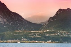 Toscolano Maderno fotografato all'alba dal Lago di Garda. Siamo in provincia di Brescia