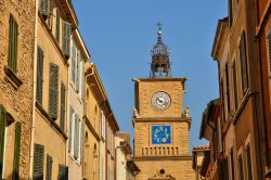 La Tour de l'Horloge è uno dei simboli di Salon-de-Provence.  Oltre all'orologo, alloggia anche un semainier sul lato nord che rappresenta i giorni della settimana con i ...