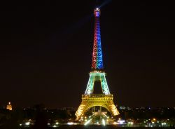 La Torre Eiffel illuminata con i colori del Sud ...