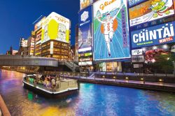 Tour in battello sul fiume Dotonbori a Osaka Namba (Giappone).
