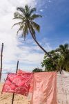 Tovaglie e tessuti artigianali in vendita presso il mercatino sull'isola di Nosy Komba (Madagascar) - foto © Pierre-Yves Babelon / Shutterstock.com
