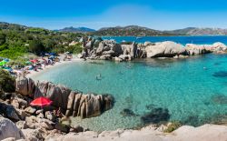 Tra le spiagge più belle di San Teodoro: il mare e le rocce della spiaggia della tartaruga