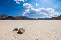 Tracce di pneumatici nel parco nazionale della Death Valley, Stati Uniti d'America. La valle si estende per 225 chilometri e una larghezza media di 40 da nord a sud, fra Sierra Nevada in ...