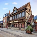 Una tradizionale architettura del villaggio di Etretat, Normandia, Francia - © Lena Serditova / Shutterstock.com