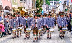 Tradizionale spettacolo bavarese a Garmish-Partenkirchen (Germania) con oltre 1500 partecipanti per le vie del centro storico - © FooTToo / Shutterstock.com
