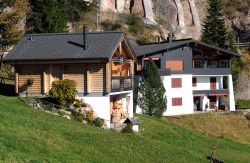 Tradizionali abitazioni nei pressi del monte Rigi a Rigi Kaltbad, Svizzera. Come in tutti i paesi di montagna, anche in questa località turistica apprezzata dagli amanti dello sci e non ...