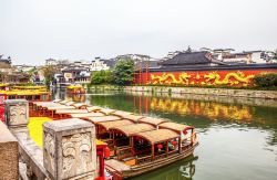 Tradizionali barche cinesi ormeggiate lungo il fiume a Nanjing - © Meiqianbao / Shutterstock.com