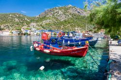 Tradizionali barche da pesca al porto di Trikeri nella pensiola greca di Pilion, Grecia - © Marcel Bakker / Shutterstock.com