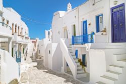 Tradizionali case greche sull'isola di Sifnos, Grecia -  A illuminarle c'è il sole delle Cicladi che con il clima tipicamente mediterraneo, estati calde e secche e inverni ...