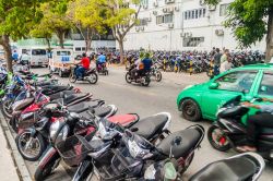 Traffico e motorini sulla Boduthakurufaanu Magu, una delle principali strade della città di Malé (Maldive) - foto © Matyas Rehak / Shutterstock.com
