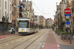 Tram elettrico nel centro di Blankenberge, Belgio. Per muoversi in questa graziosa località belga, nota per essere un centro balneare fra i più rinomati sul mare del Nord, si possono ...