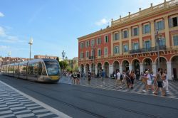 Tram in Place Massena, nel cuore della città della Costa Azzurra, Francia. Il silenzioso tram di Nizza circola tutti i giorni a partire dalle ore 4.25 ogni 4/8 minuti.
