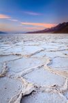 Tramonto a Badwater, Death Valley, Stati Uniti d'America. Questo bacino privo di emissari è noto per essere il punto più basso del Nordamerica raggiungendo gli 86 metri sotto ...