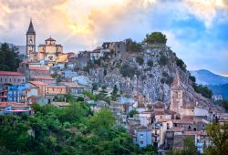 Tramonto a Novara di Sicilia tra le montagne del messinese