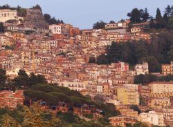 Tramonto a rocca di Papa, le case si colorano  di tinte calde quando il sole si tuffa sulla pianura costiera del fiume Tevere - © Ackab Photography / Shutterstock.com