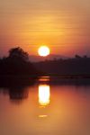 Tramonto al lago di Chiang Saen nella provincia di Chiang Rai, Thailandia. In questo bacino d'acqua hanno trovato perfetto habitat naturale diverse specie di pesci, rettili e uccelli.
