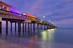 Tramonto al molo a Dania Beach vicino a Fort Lauderdale, Florida, USA. 