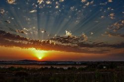 Tramonto e raggi crepuscolari a Marzamemi, Sicilia - Gli splendidi colori del tramonto rendono ancora più suggestiva l'atmosfera che si respira ammirando questo antico borgo marinaro ...