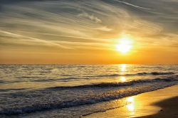 Tramonto estivo sulla spiaggia tirrenica di Torvaianica nel Lazio