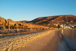 Tramonto in spiaggia sull'isola di Paros, Grecia. Le luci del calar del sole illuminano con i loro colori accesi i paesaggi delle Cicladi - © mm3104 / Shutterstock.com