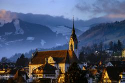 Tramonto invernale sulla cittadina di Schwyz (Svitto) in Svizzera