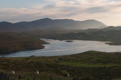 Tramonto sull'isola di Lewis and Harris, Scozia - Il calar del sole su questo angolo di Scozia che affascina per i suoi paesaggi incontaminati dove spiagge bianchissime si alternano a torbiere ...