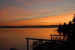 Tramonto sul lago di Garda fotografato da una spiaggia vicino a Manerba - © orangephoto / Shutterstock.com