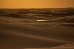 Tramonto sui Lençois Maranhenses, il Parco Nazionale dello stato di Maranhao, nel nord-est del Brasile.