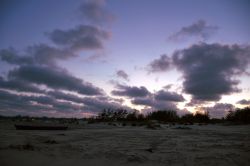 Un tramonto sulla spiaggia di Malindi (Kenya). ...