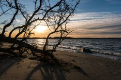 Tramonto spettacolare nella spiaggia su Baltico vicino a Stralsund in Germania