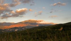 Tramonto sui monti della Majella e sul villaggio di Caramanico Terme, Abruzzo, Italia. Questo borgo si trova a 613 metri sul livello del mare, alle falde del massiccio della Majella, fra le ...