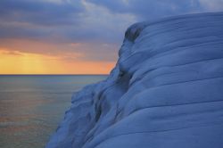 Il tramonto fotografato sul canale di Sicilia presso la Scala dei Turchi di Realmonte - © Bildagentur Zoonar GmbH / Shutterstock.com