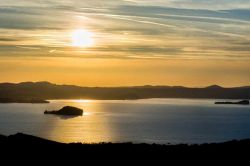 Tramonto sul Lago Bolsena fotografato dalla zona di Montefiascone, nel Lazio - © Luca Lorenzelli / Shutterstock.com